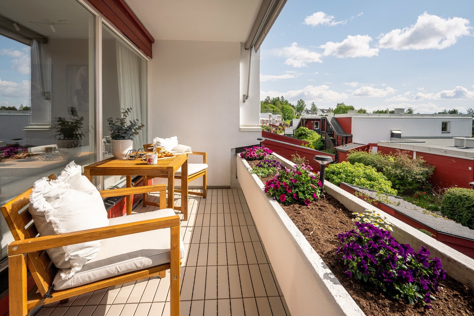 Fra stuen har man adkomst til en solrik balkong, som har god plass til en hyggelig sittegruppe - perfekt for rolige morgener eller lange sommerkvelder Galleribilde