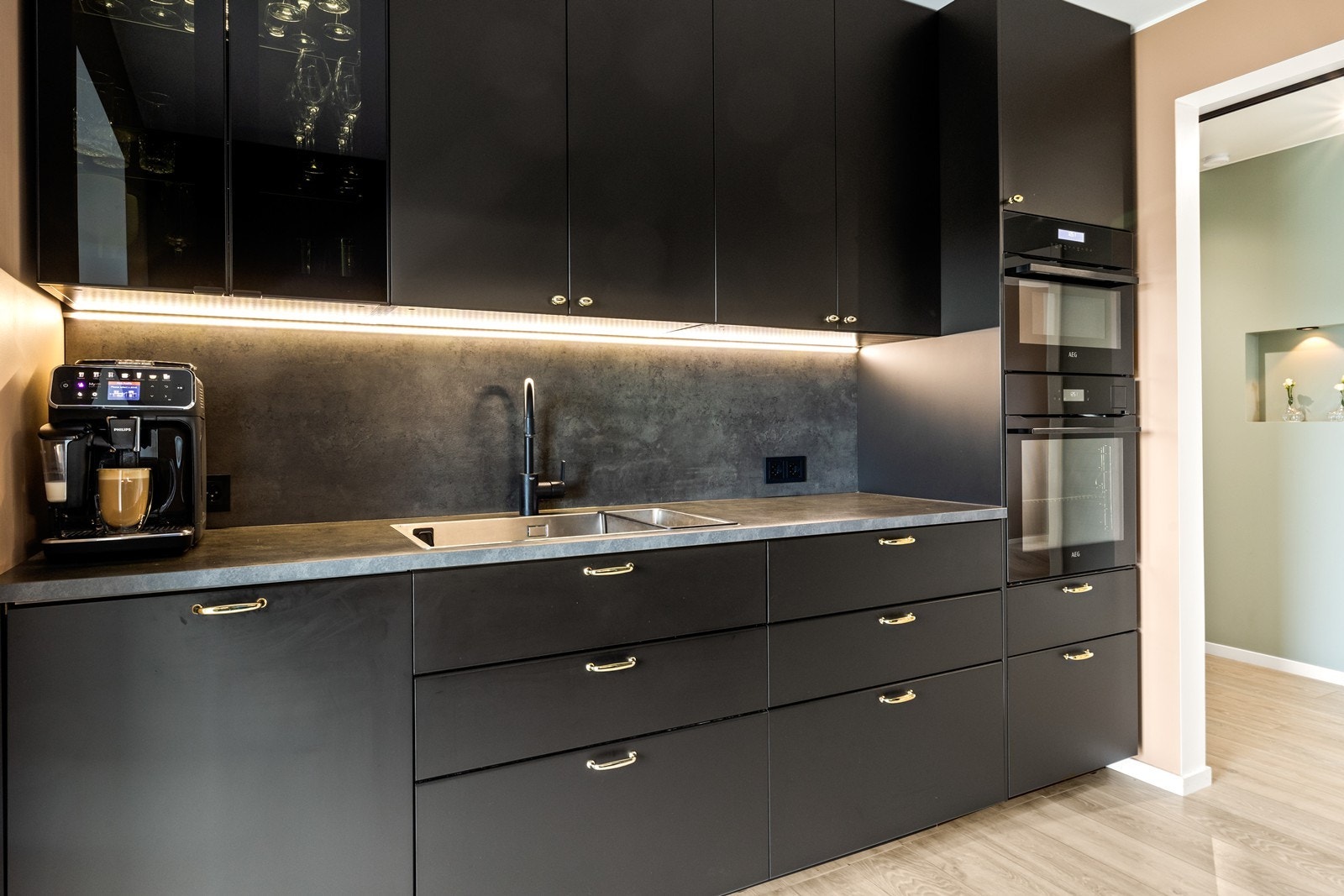 Kjøkkeninnredning fra Ikea, montert i 2020, med laminert benkeplate og godt med skap- og benkeplass. Galleribilde