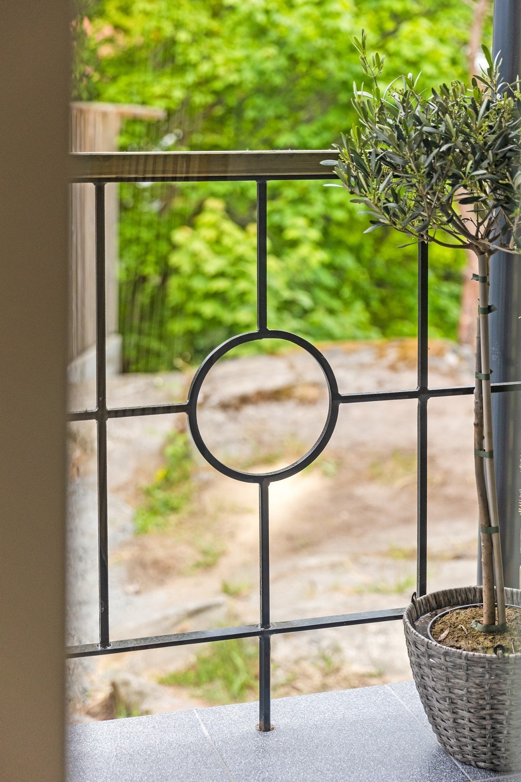 Detalj fra rekkverket ved inngangspartiet. Galleribilde