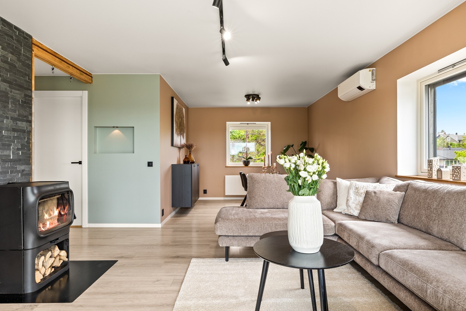Stuen i første etasje har en effektiv vedovn som gir ekstra varme og hygge. Galleribilde