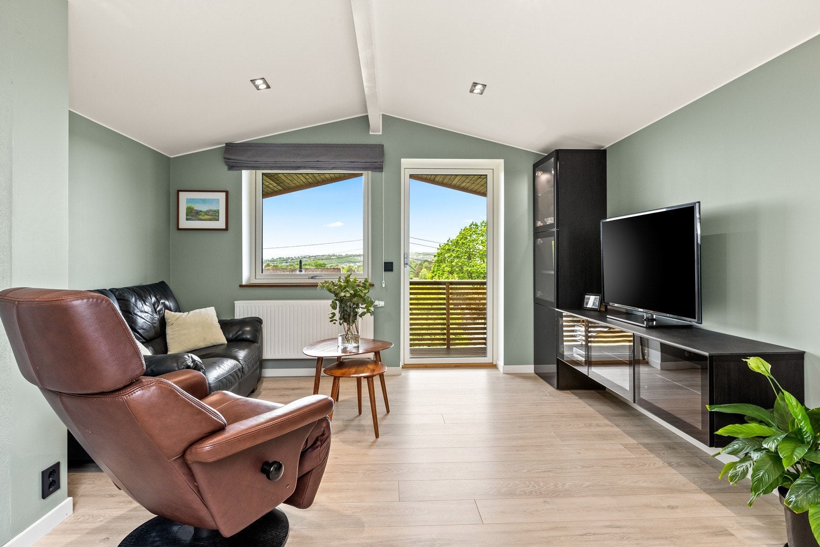 Loftstuen i andre etasje har utgang til en egen balkong på 8 kvadratmeter. Galleribilde