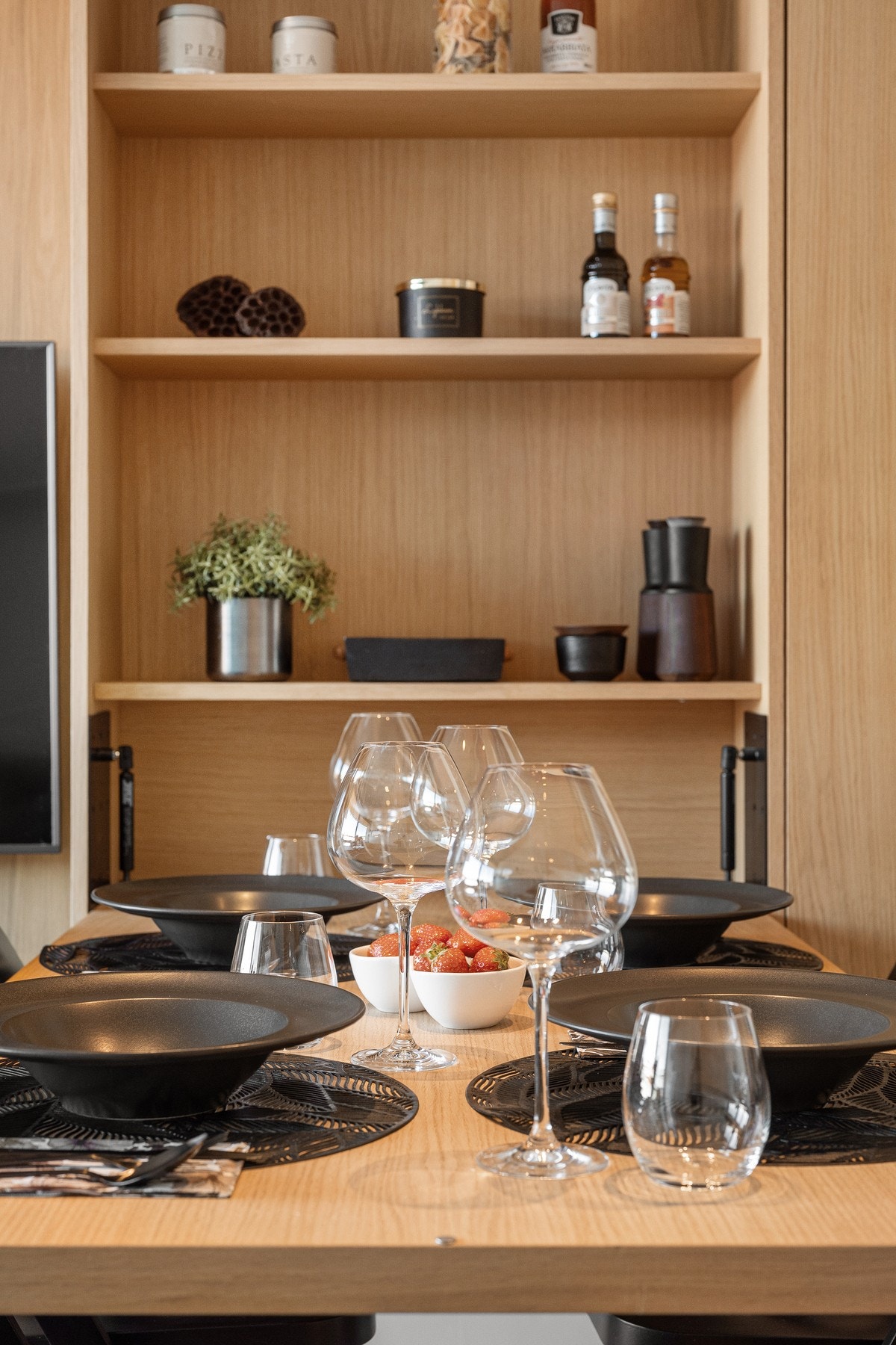 Moderne detaljer og stilrene materialvalg gir boligen et eksklusivt preg. Galleribilde