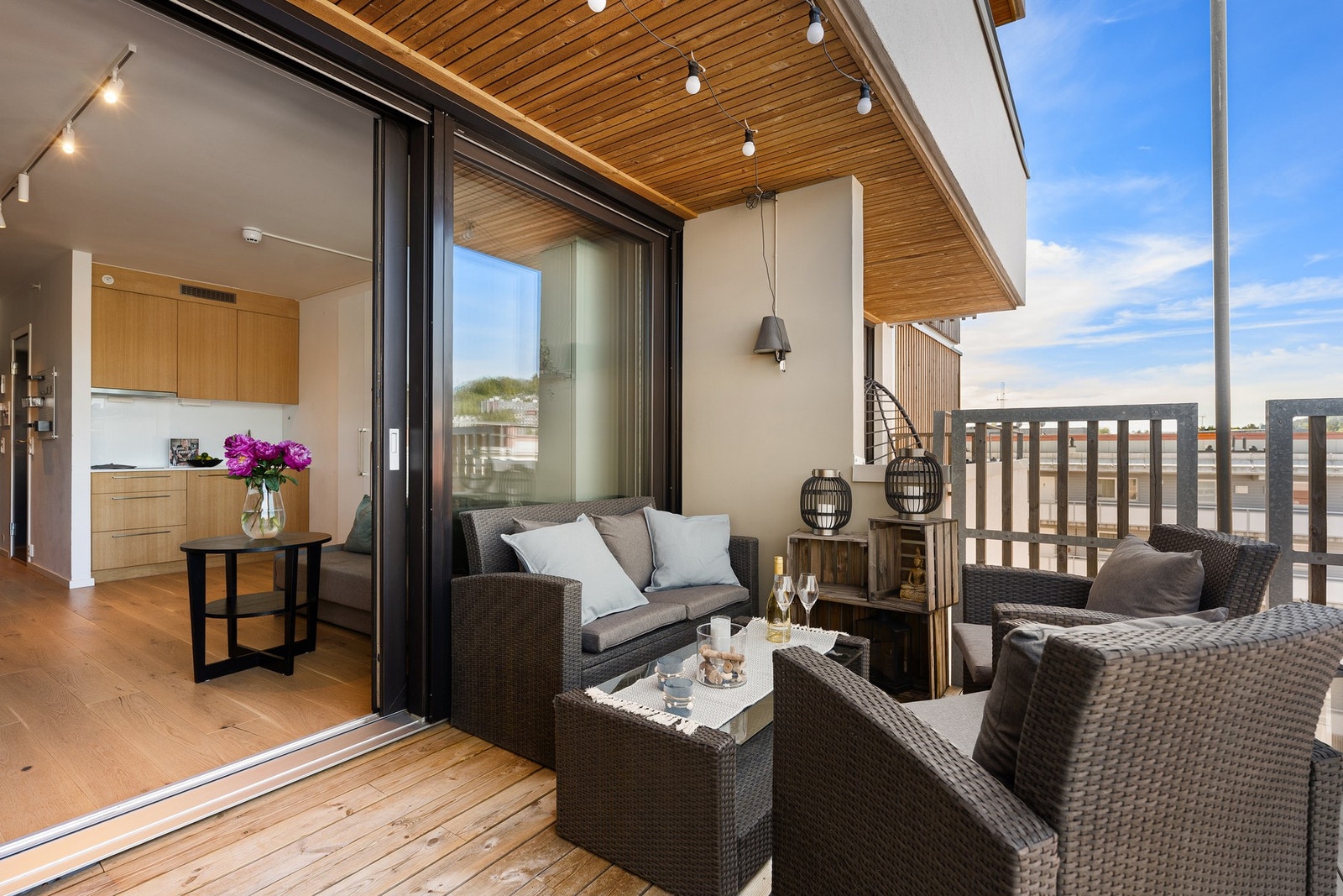 Romslig balkong med god plass til loungegruppe og hyggelige sommerkvelder. Galleribilde
