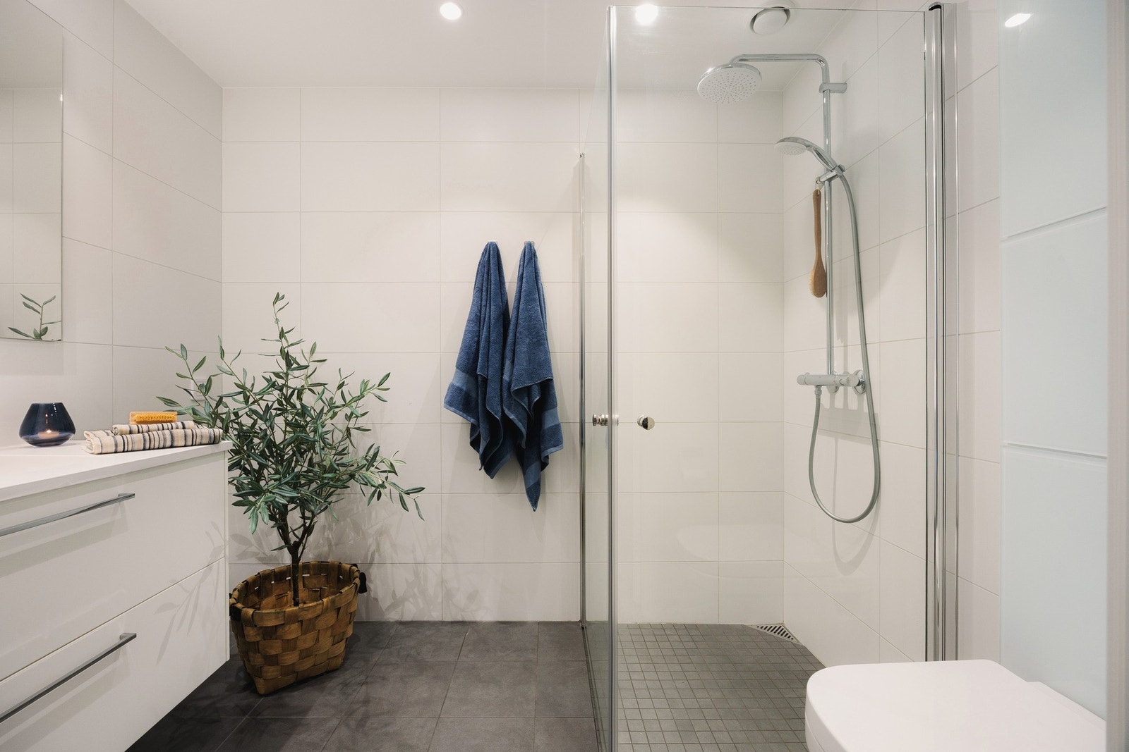 Delikat bad fra byggeåret 2024 med tidløst materialvalg og høy standard, badet er helfliset og har vannbåren gulvvarme som gir ekstra komfort på kjølige morgener. Galleribilde