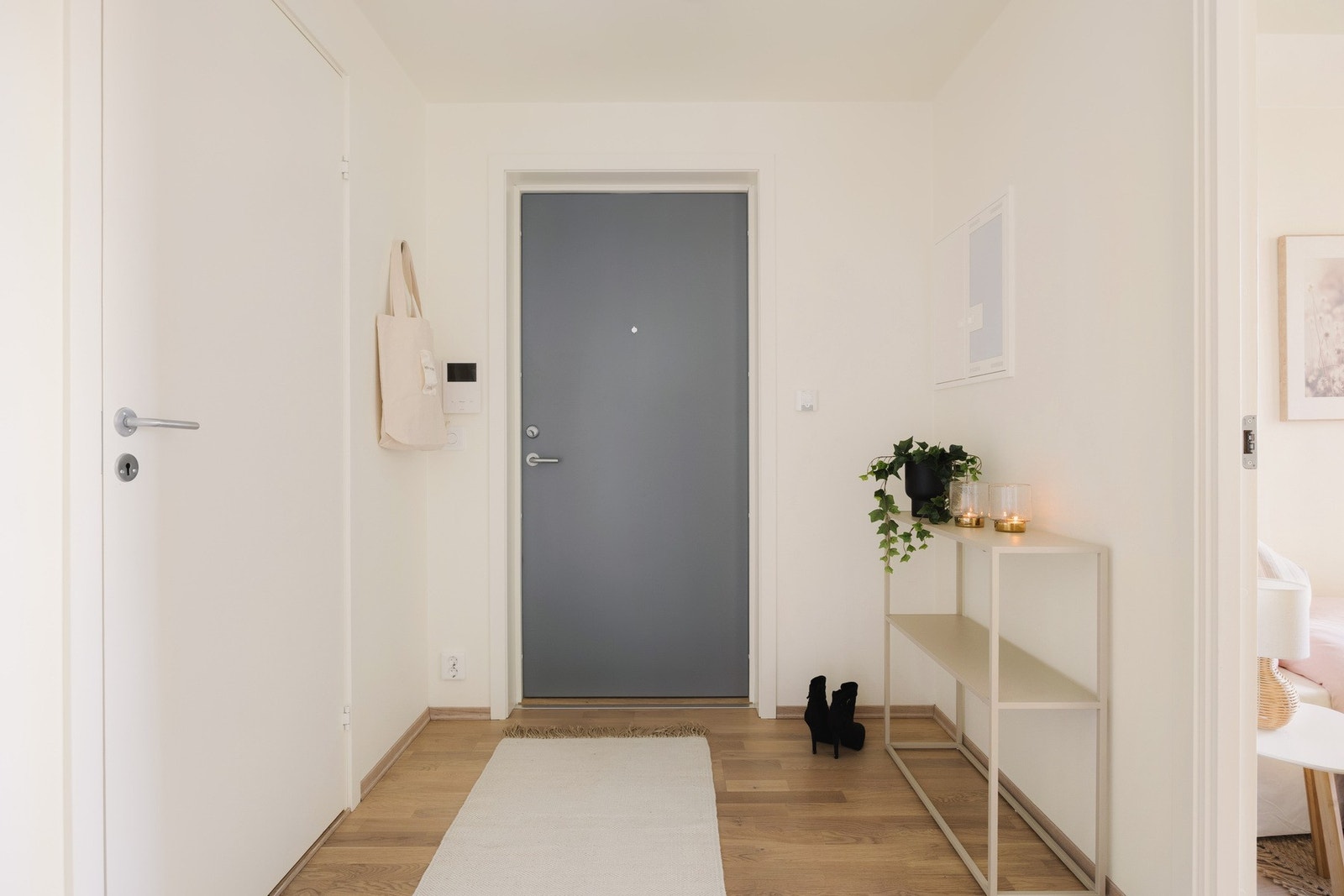 Entréen har god plass til oppheng av yttertøy og plassering av entrémøbler etter eget ønske. Galleribilde