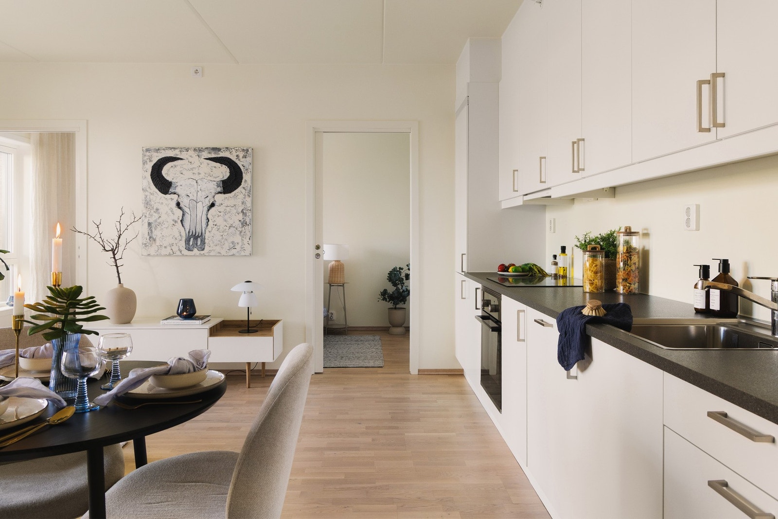 Kjøkkenet er utstyrt med integrerte hvitevarer bestående av stekeovn, platetopp, kjøl-/fryseskap og oppvaskmaskin, slik at alt ligger til rette for en enkel hverdag fra første dag. Galleribilde