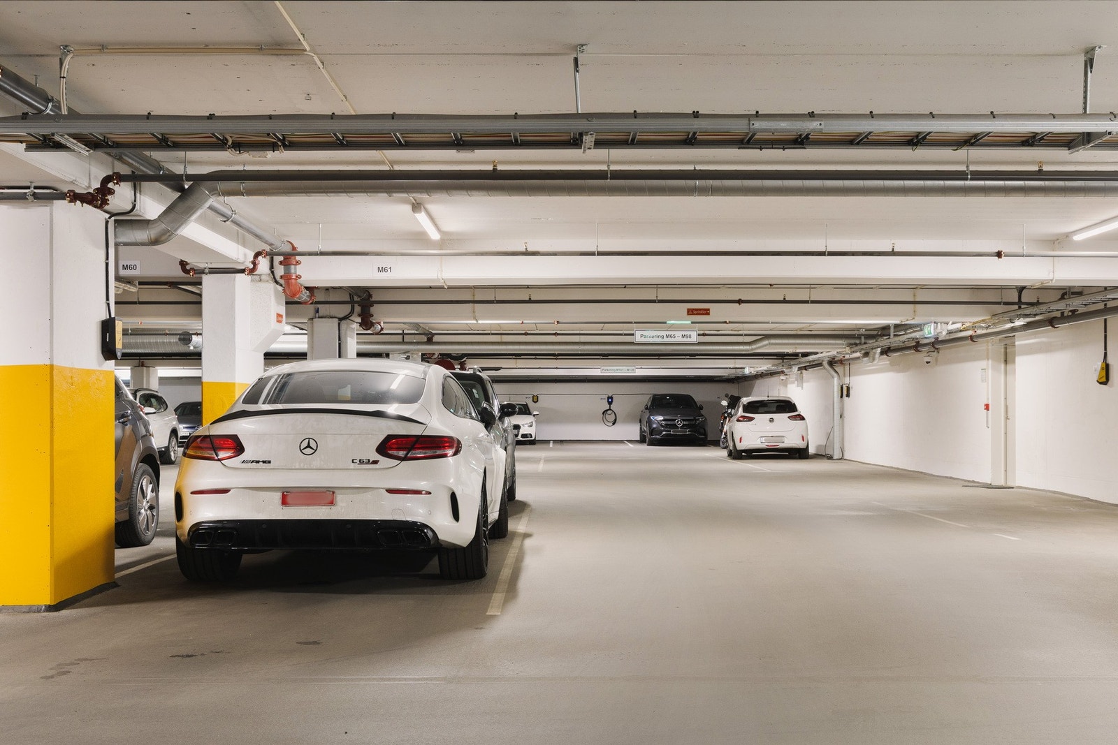 Det medfølger fast biloppstillingsplass i felles parkeringskjeller med heisadkomst til leiligheten. Galleribilde