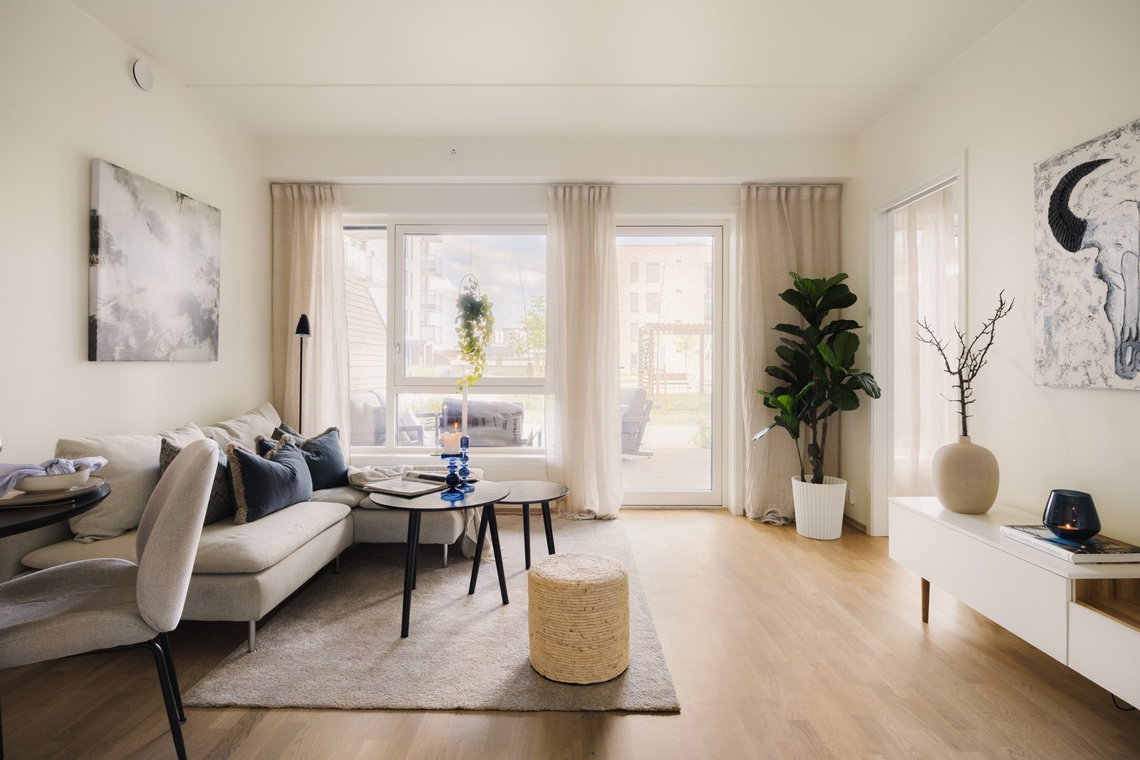 De store vindusflatene slipper inn rikelig med dagslys og skaper en lys og luftig atmosfære gjennom hele dagen, mens takhøyden på ca. 2,6 meter bidrar til en ekstra god romfølelse. Galleribilde
