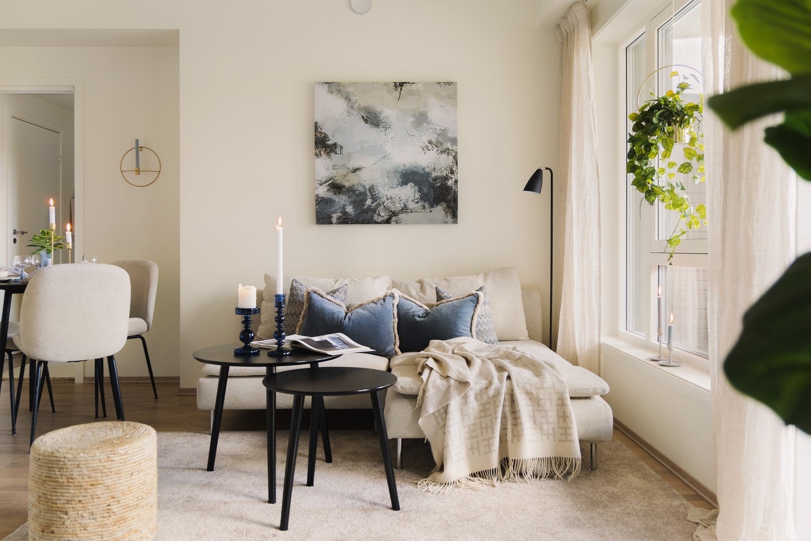 Her er det god plass til en romslig sofagruppe med TV-møblement, samtidig som planløsningen gir fleksibilitet til å innrede etter egne behov og ønsker. Galleribilde
