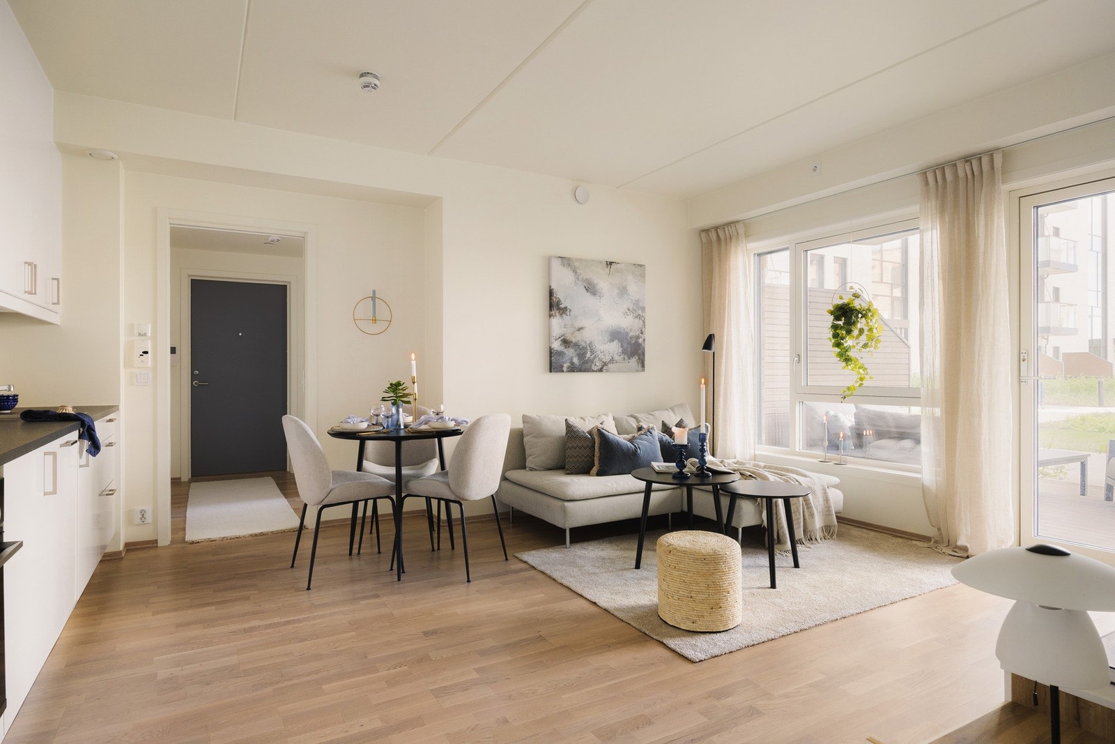 Den gjennomgående trestavs eikeparketten og de stilrene overflatene gir et tidløst uttrykk som passer de fleste interiørstiler. Galleribilde