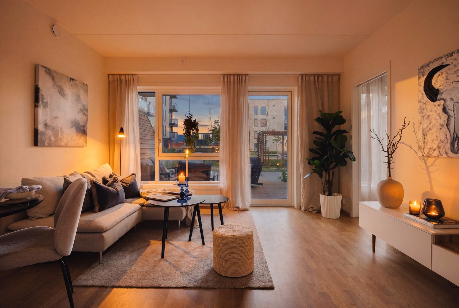Ellen Celine Heireth v/EIE eiendomsmegling har gleden av å presentere Dampsaga Allé 90! Bildet er AI-generert for å illustrere boligen i kveldslys. Galleribilde