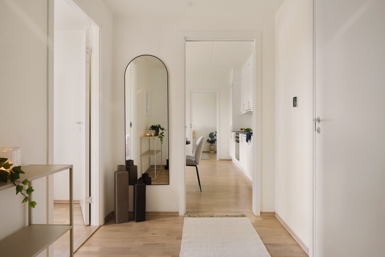 Velkommen inn i en lys og innbydende entré som gir et godt førsteinntrykk av leiligheten. Galleribilde