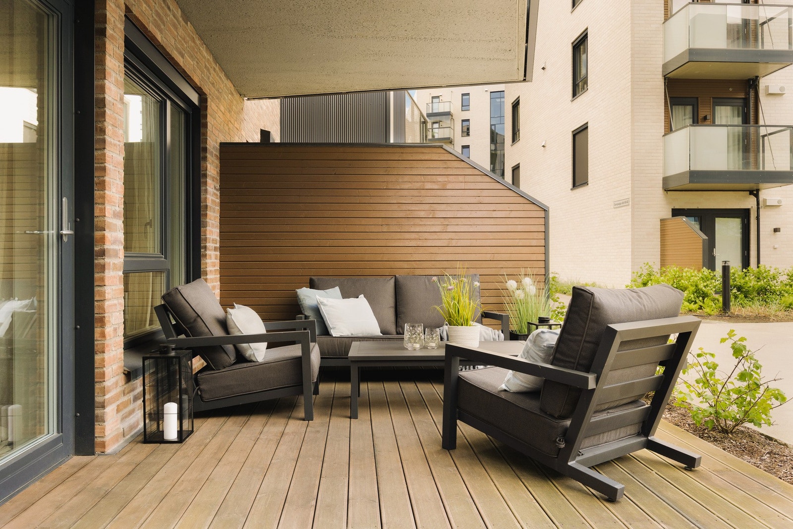 Fra stuen er det utgang til en vestvendt terrasse på ca. 19 m², en flott forlengelse av oppholdsrommet i sommerhalvåret. Galleribilde