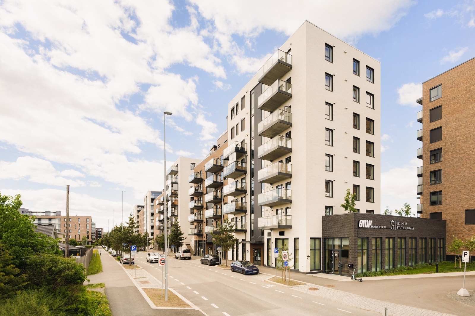 Adkomst til leiligheten skjer via felles og representativ trappeoppgang med heisadkomst til etasjen. Velkommen til en hyggelig visning! Galleribilde