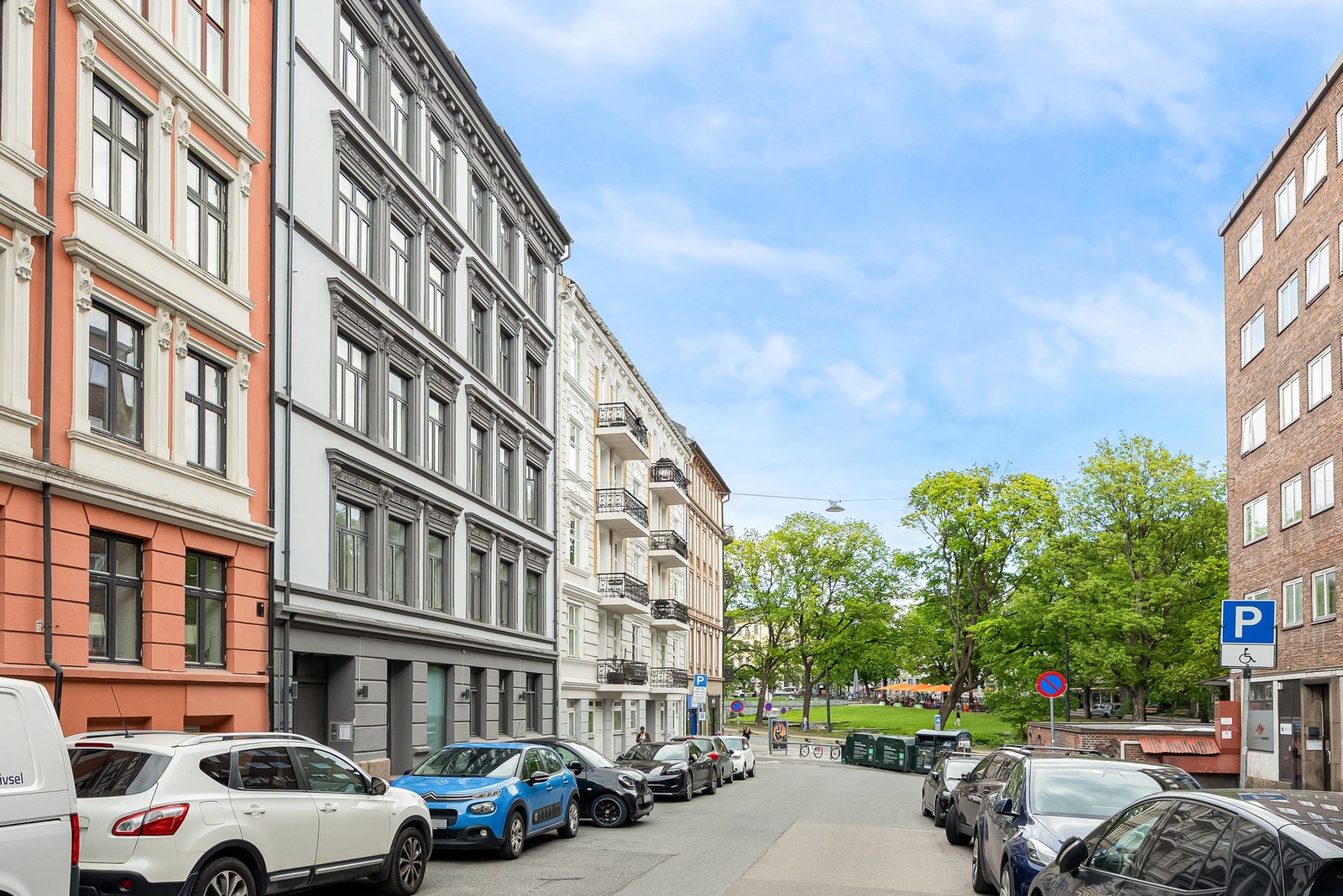 Leiligheten har en meget attraktiv beliggenhet på St. Hanshaugen. Dette er en flott bydel med flere flotte parker, samt fine tur- og rekreasjonsområder. Her er det kort vei til det meste av bydelens fasiliteter, som butikker, kafeer, restauranter og de fl Galleribilde