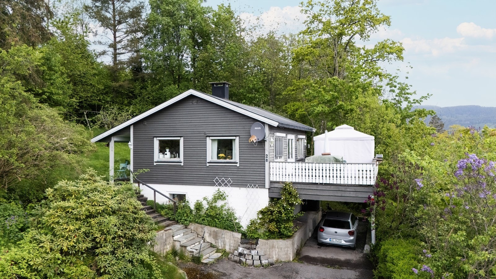 Enebolig med carport. Sørveggen fikk ny kledning i 2023. Galleribilde