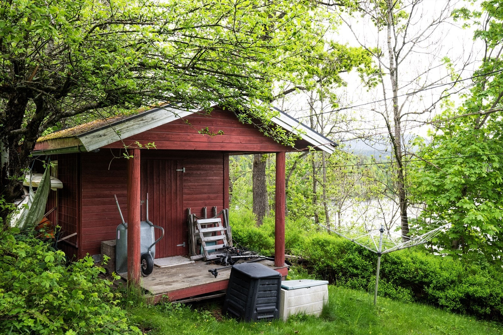 På eiendommen er det to små bygg i hagen for ekstra lagringsplass. Galleribilde