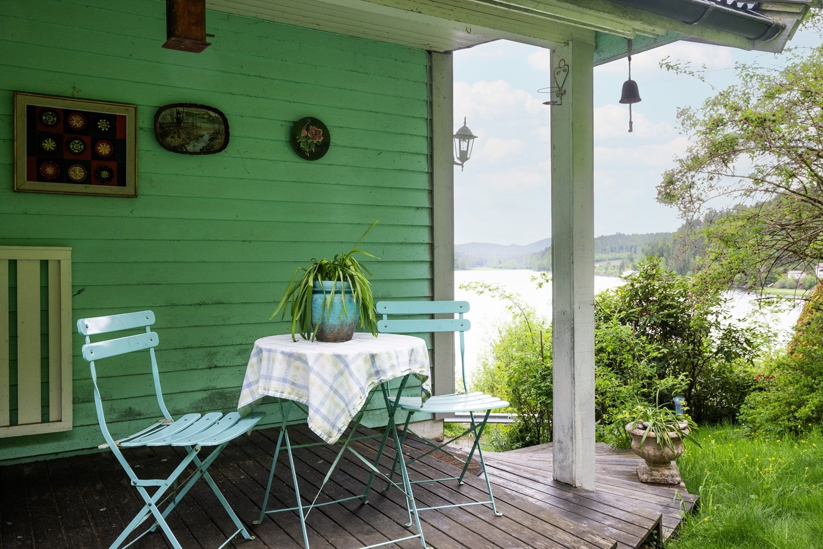 Fra uteplassen ved inngangen er det utsikt mot vannet. Galleribilde