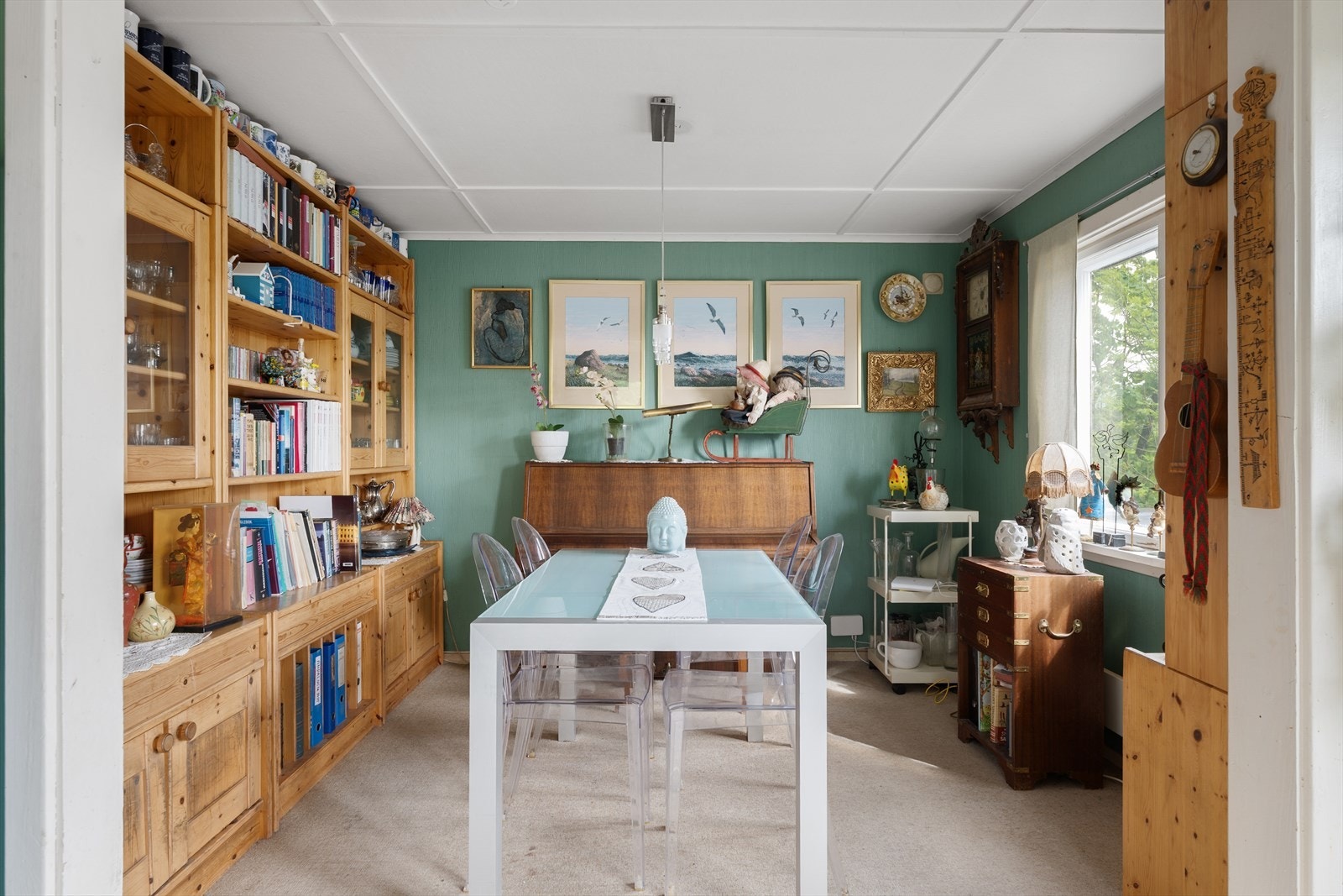 I tilknytning til stuen er det en egen sone til spisestue. Galleribilde