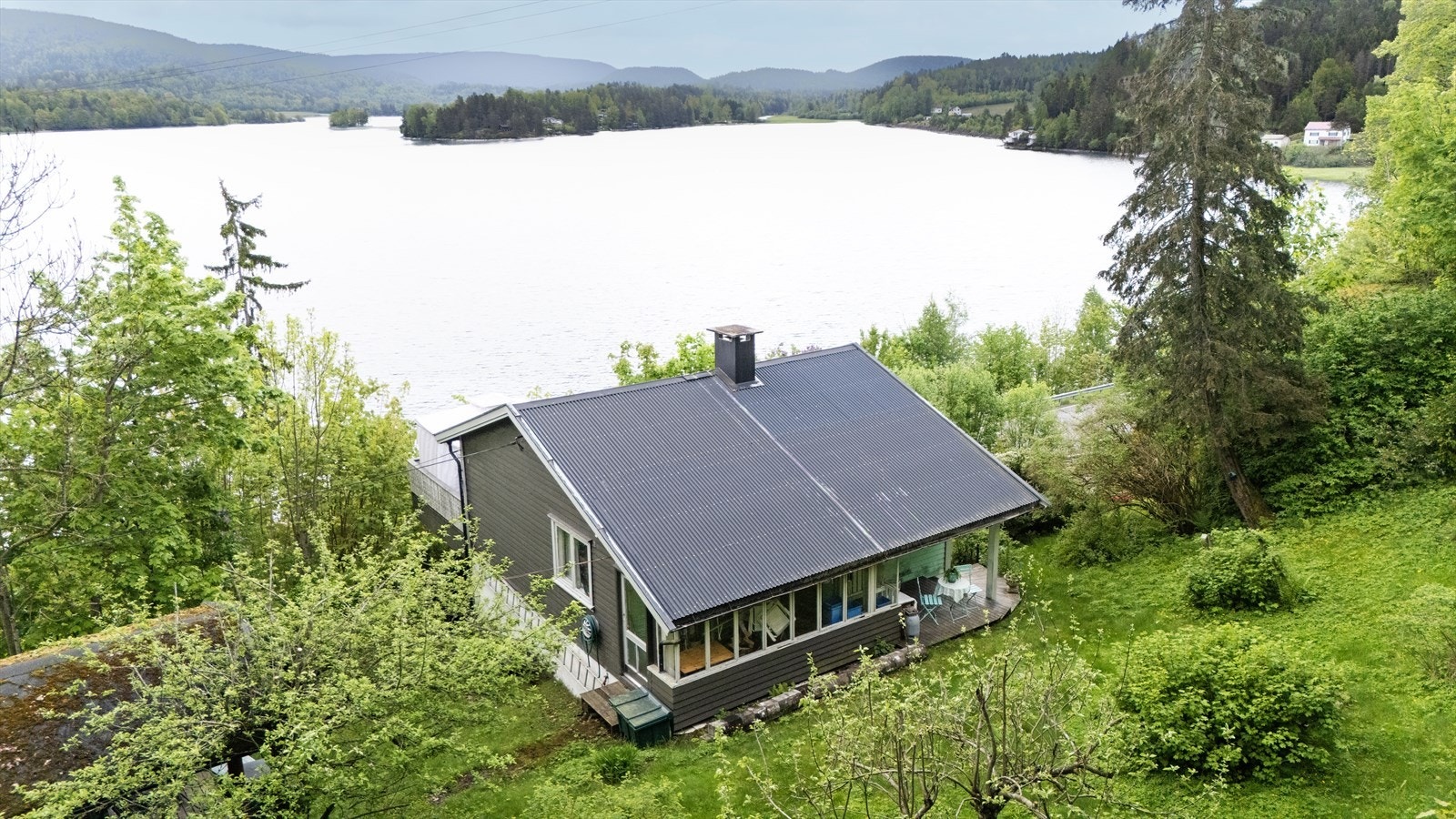 Eiendommen ligger høyt og fritt med fin utsikt over Bergsvannet. Galleribilde