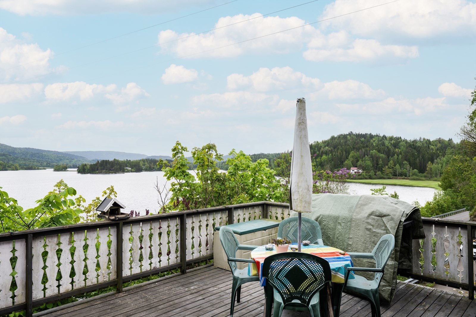 Fra terrassen har man en åpen utsikt over Bergsvannet og det omkringliggende landskapet. Galleribilde