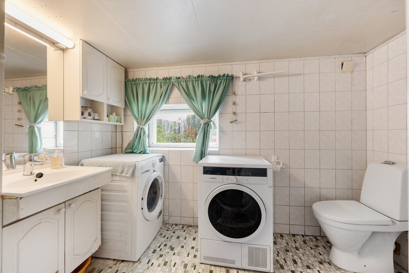 Badet i underetasjen fungerer også som vaskerom og har varmekabler i gulvet. Galleribilde
