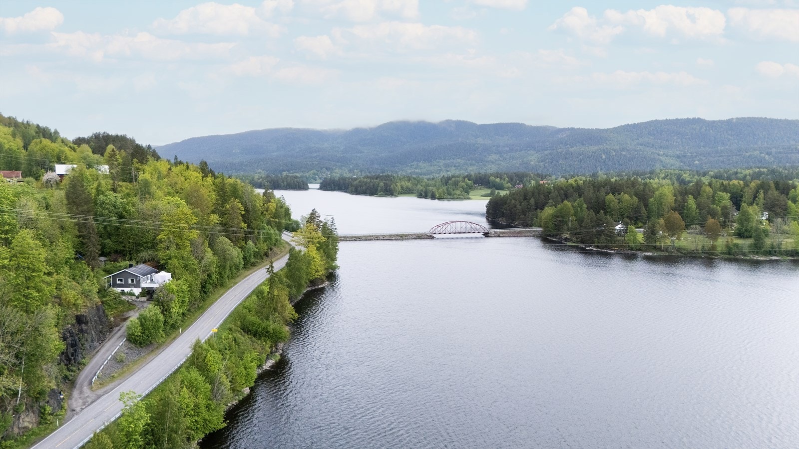 Eiendommen ligger i rolige omgivelser med nærhet til Eidsfoss sentrum og flotte turområder. Galleribilde