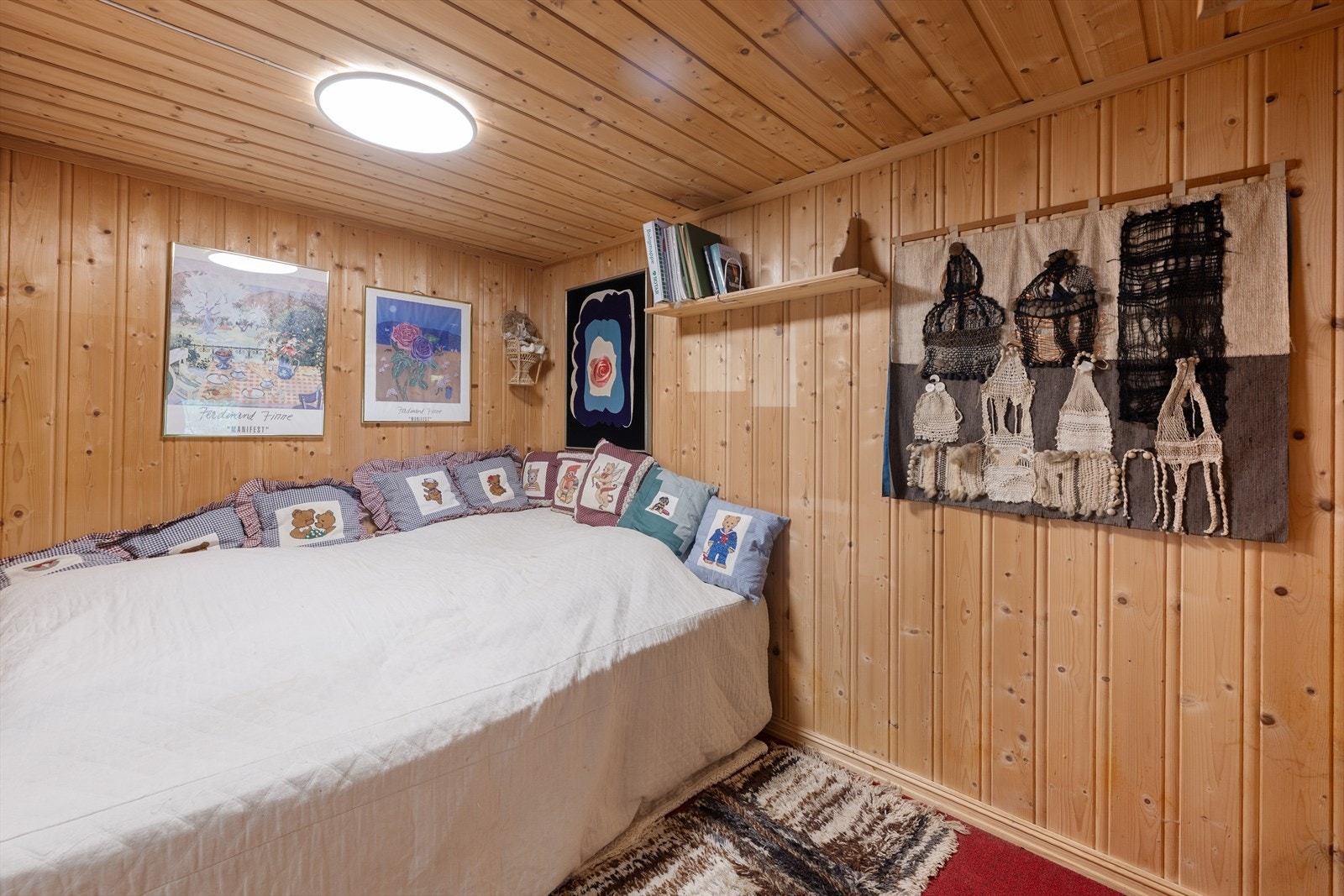 Innredet rom i underetasjen med panel på veggene. Galleribilde