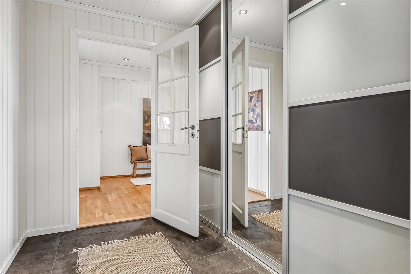 Romslig entrè med skyvedørsgarderobe. Galleribilde