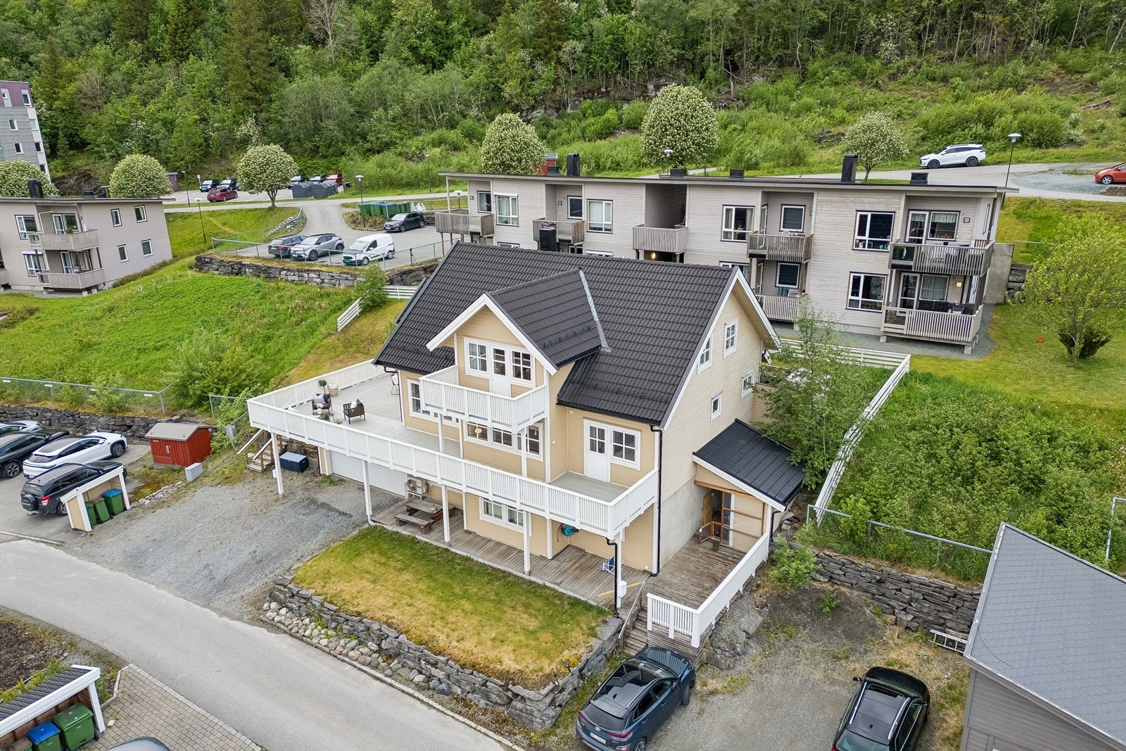 En aldeles flott enebolig med en solrik og familievennlig beliggenhet i populære Husbykleiva. Galleribilde