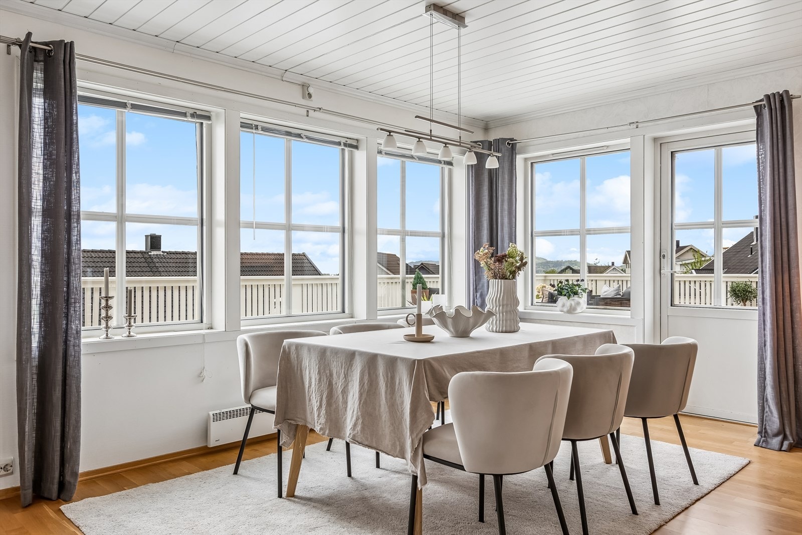 Rikelig med naturlig lysinnslipp fra de store vindusflatene. Galleribilde