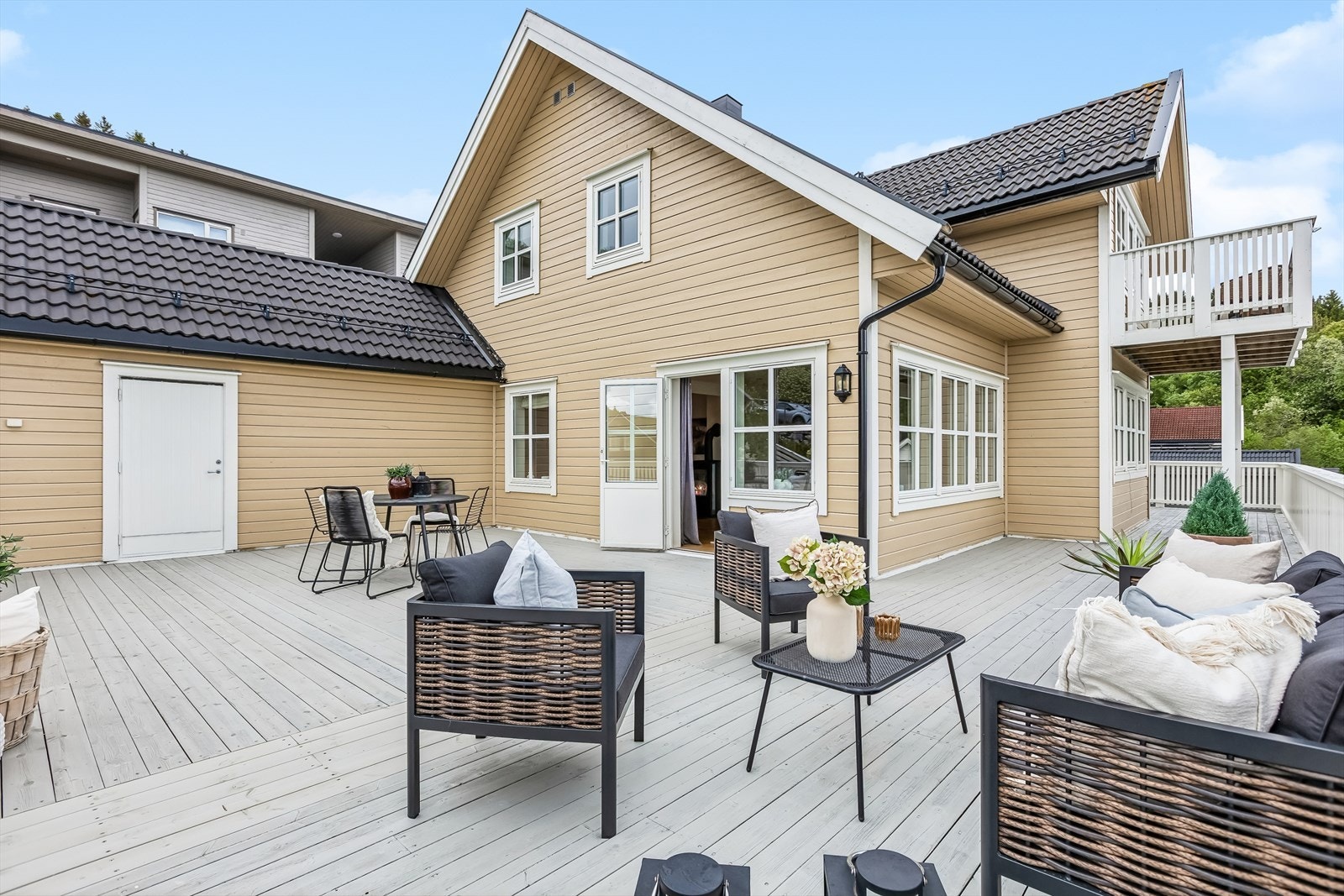 Det er direkte adkomst mellom verandaen og stuen. Galleribilde