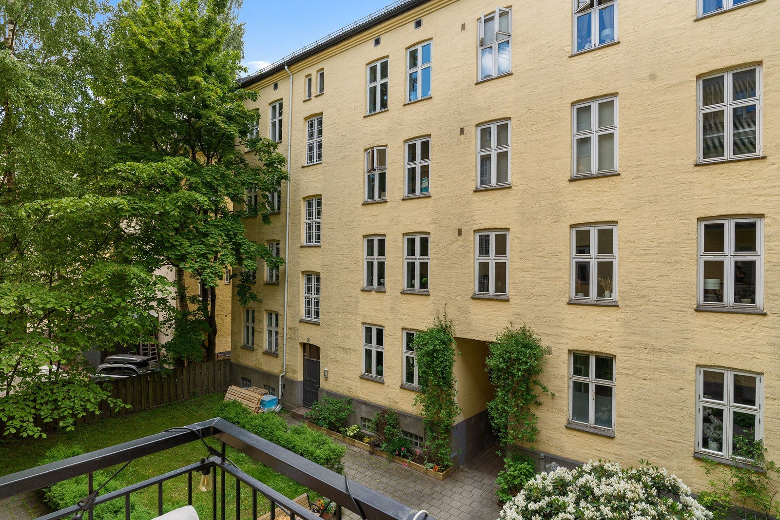 Balkongen vender mot rolig og grønn bakgård, og har hyggelig utsyn mot ærverdige bygårder og frodige omgivelser. Galleribilde