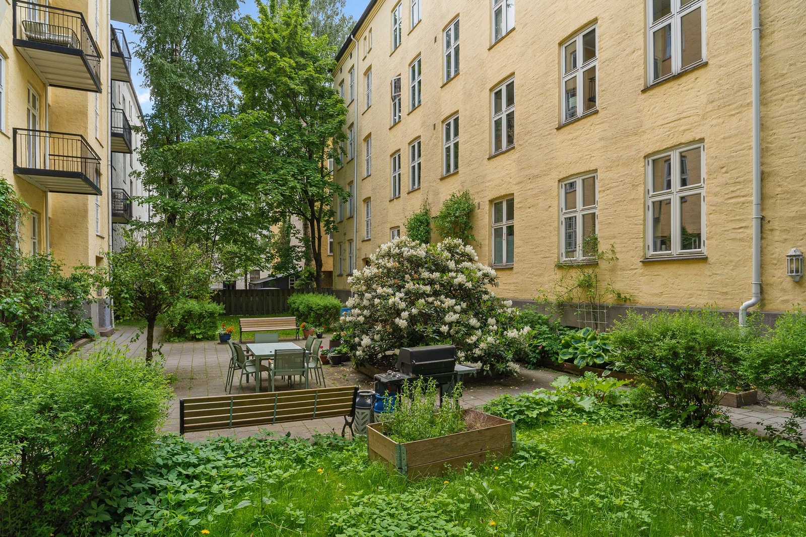 Selgers ord: Det vi har satt aller mest pris på med leiligheten, er kombinasjonen av den rolige beliggenheten og nærheten til alt byen har å by på. Leiligheten ligger litt tilbaketrukket og fredelig, samtidig som vi har alt i nærheten. Galleribilde