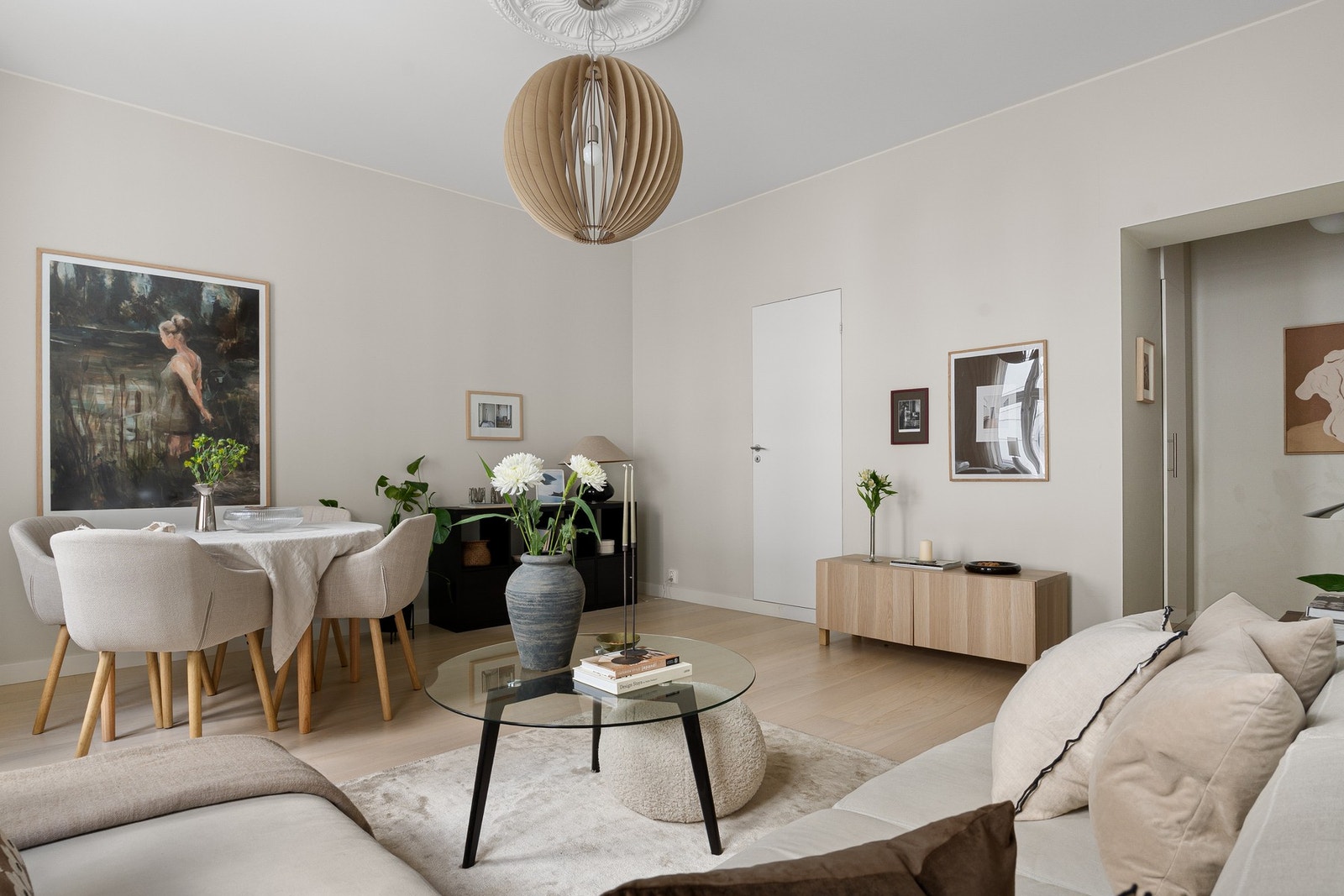 Rommet er kvadrat og enkel å møblere. God plass til spisebord, har tidligere hatt et langbord her. Galleribilde