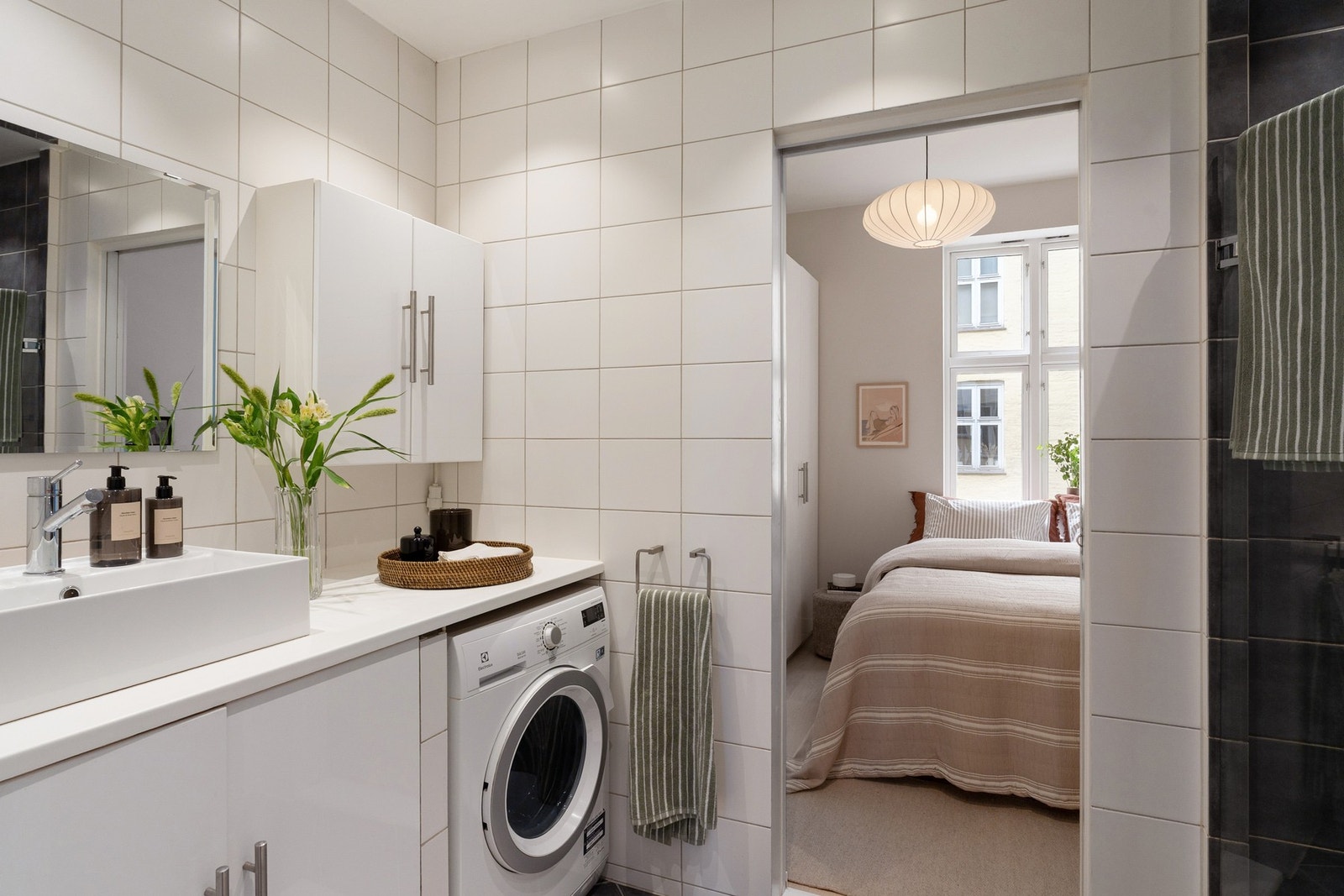 Stort og innbydende baderom med servant med speil og underskap. Galleribilde