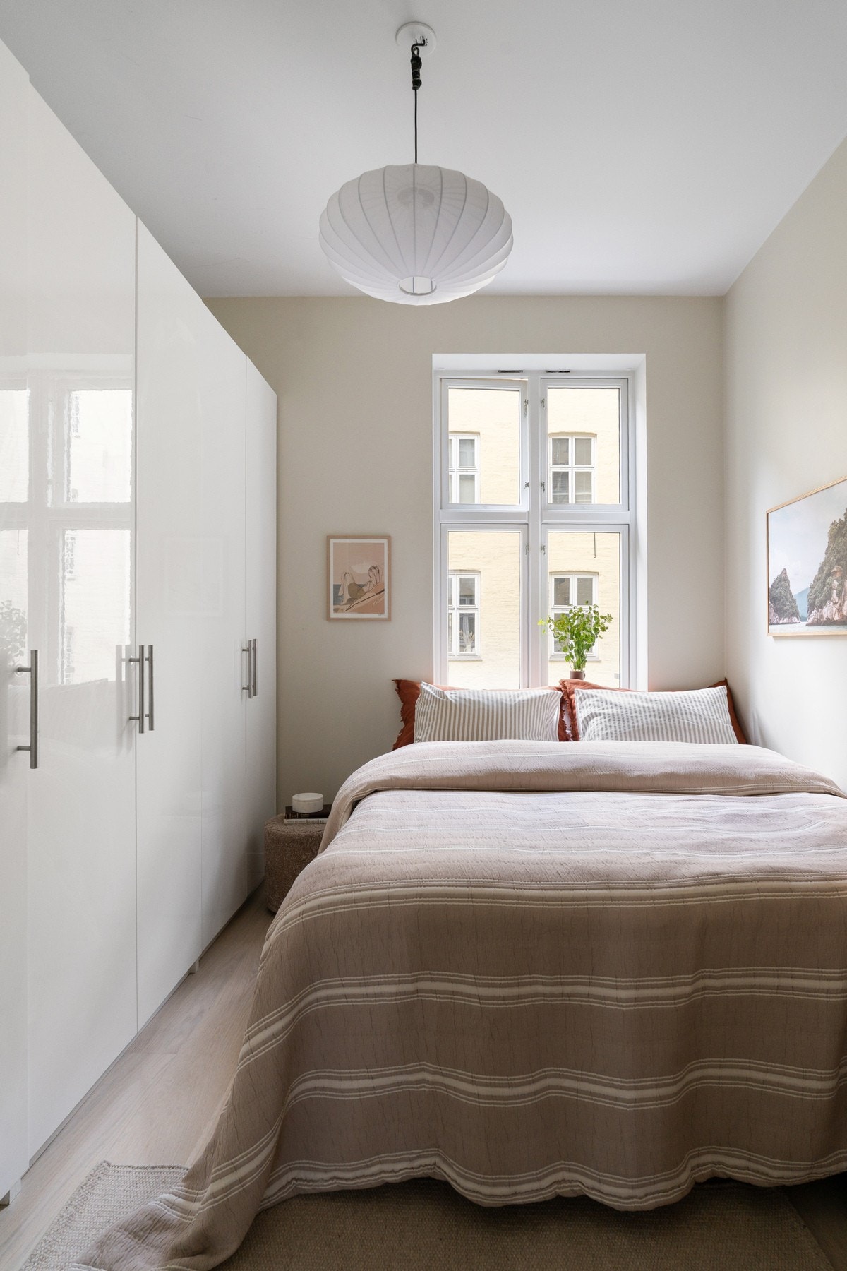 Stort vindu med hyggelig utsyn mot bakgård. Vender mot rolige omgivelser. Galleribilde