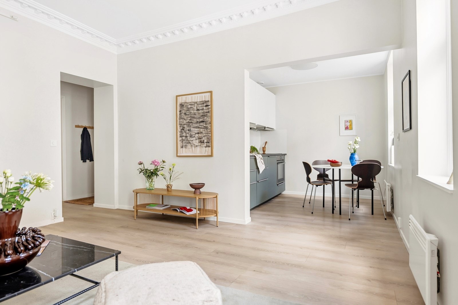 Gjennomgående og luftig, med en opplevelse av store rom og mye lys. Galleribilde