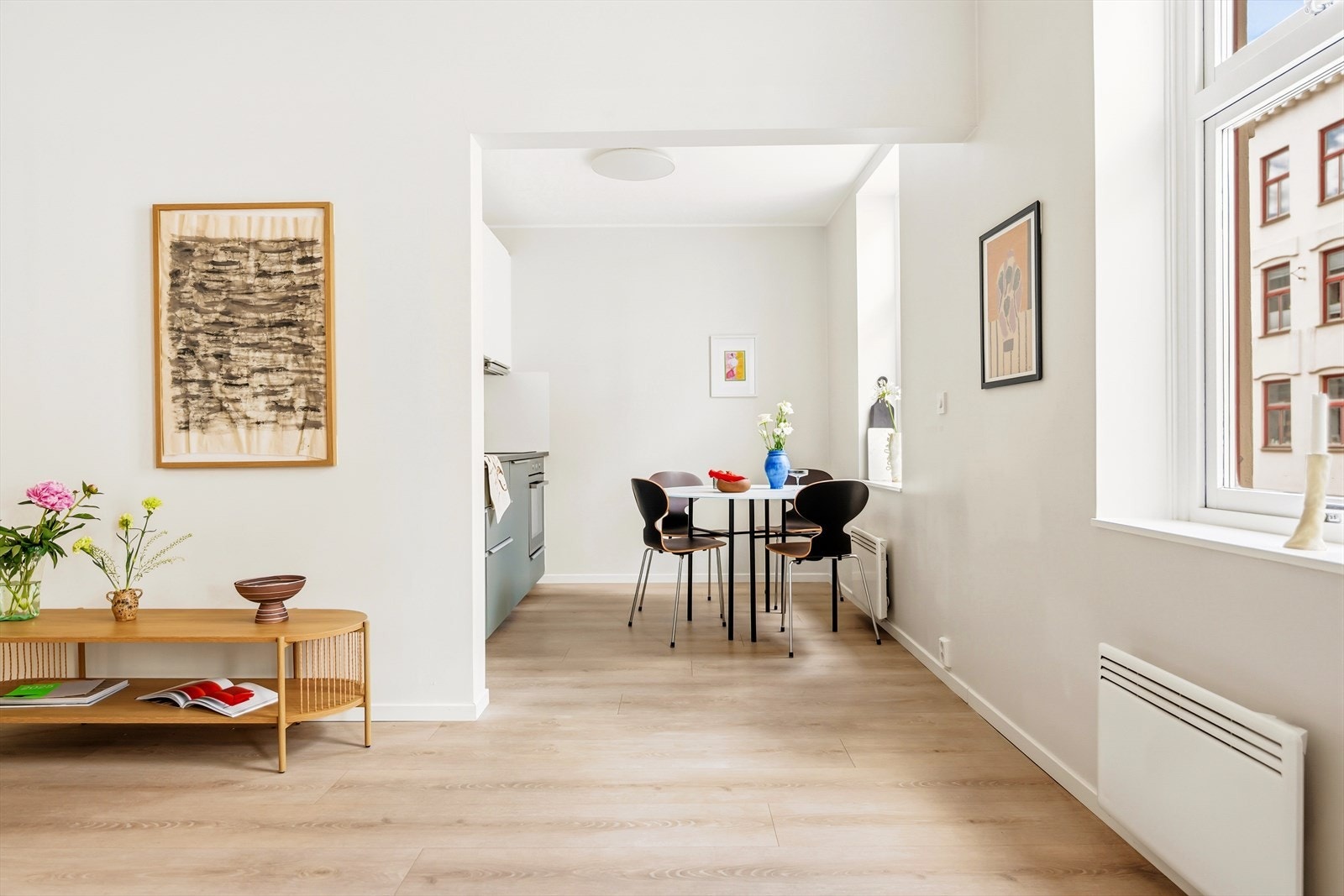 Sosial og hyggelig planløsning som skaper rikelig med naturlig lys. Galleribilde