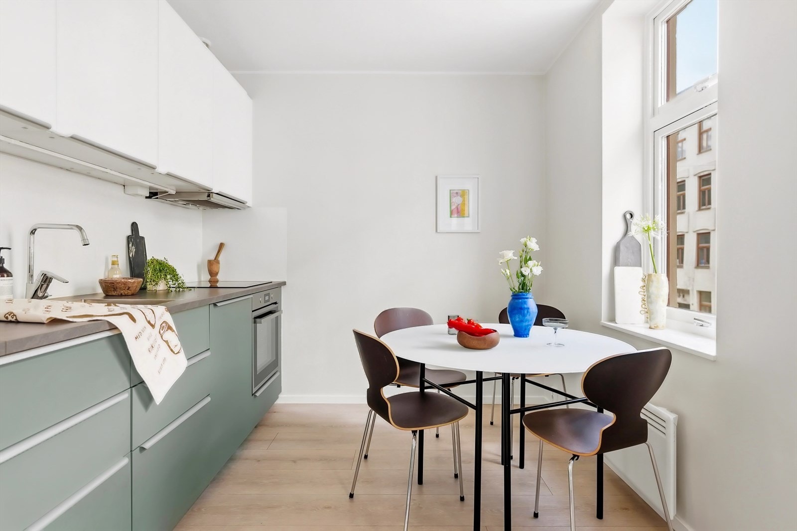 Åpent og sosialt med stuen, likevel en helt egen sone. Galleribilde