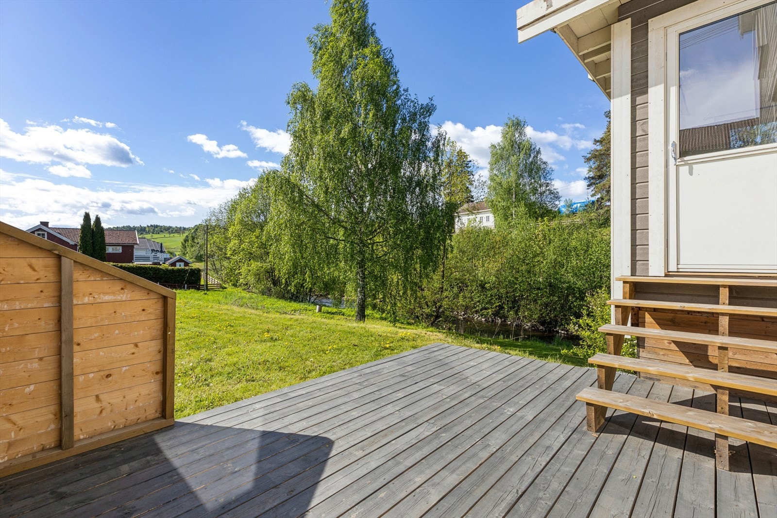 Terrasse på 19 m² med levegg, fundamentert direkte på bakken. Galleribilde