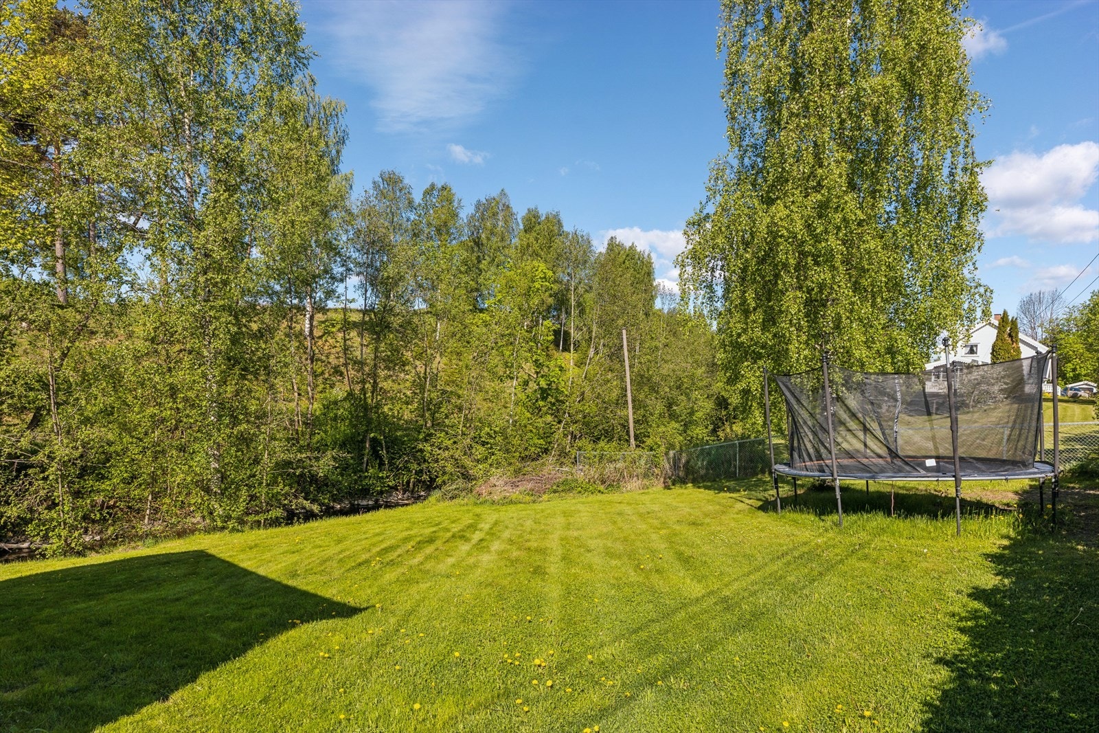 Den store hagen gir rikelig med plass for lek og utendørsaktiviteter. Galleribilde