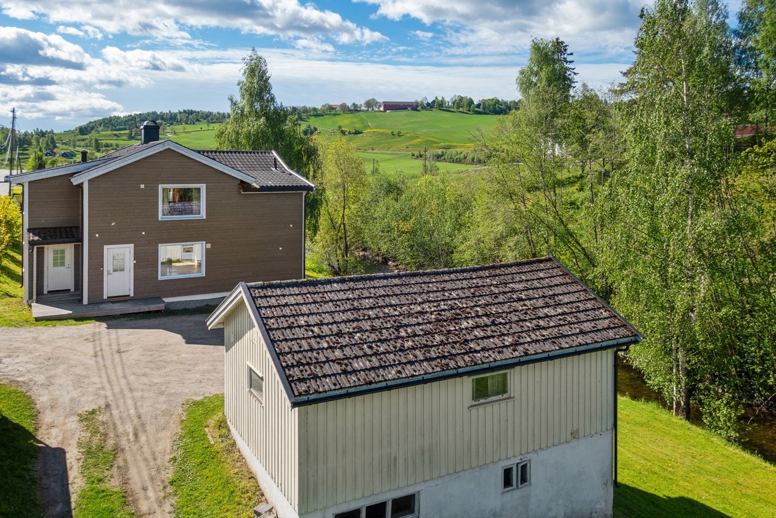 På tomten står også et frittstående uthus fra 1964 med god lagringsplass. Galleribilde