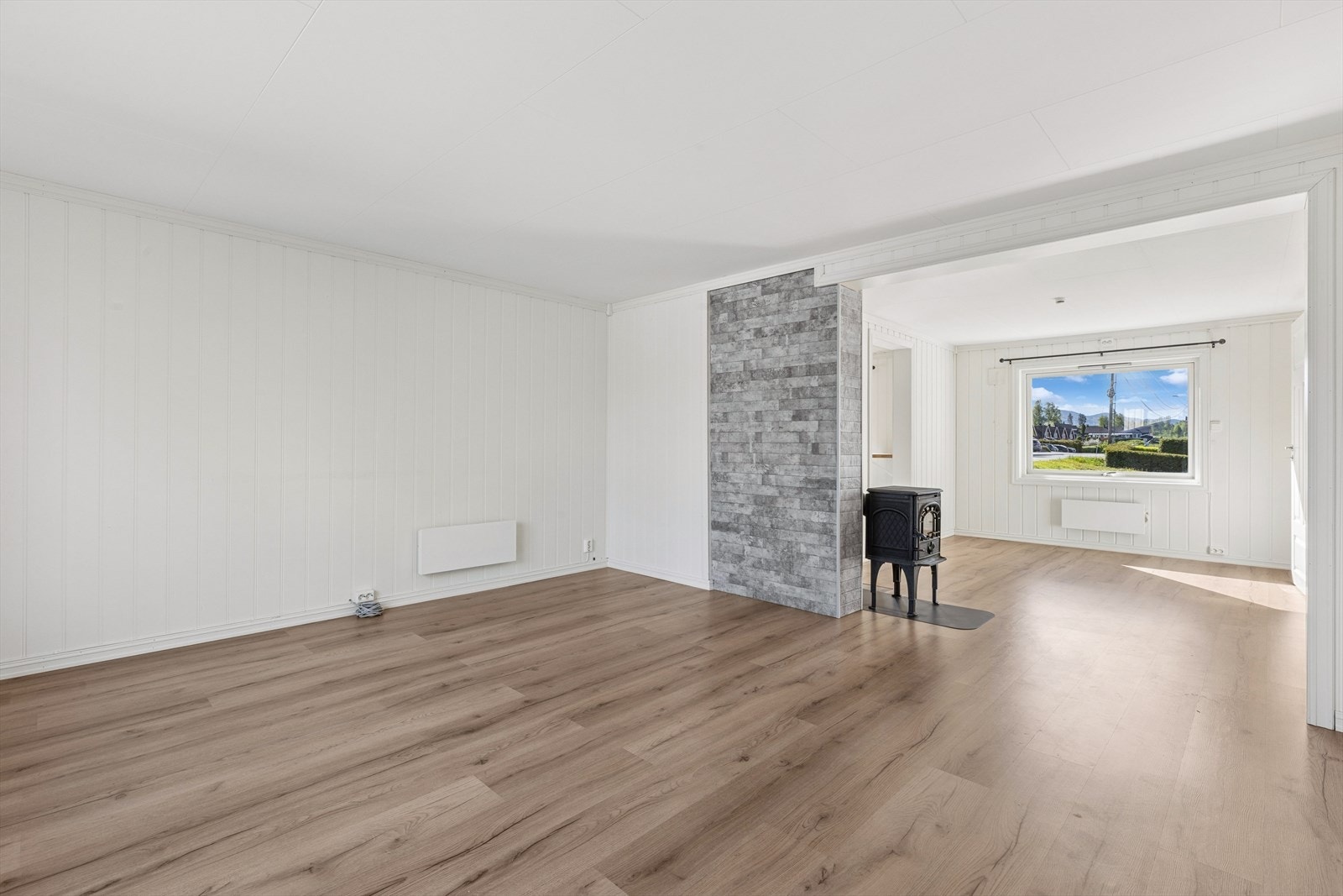 Stuen i første etasje har vedovn som gir trivelig atmosfære på kjølige dager. Galleribilde