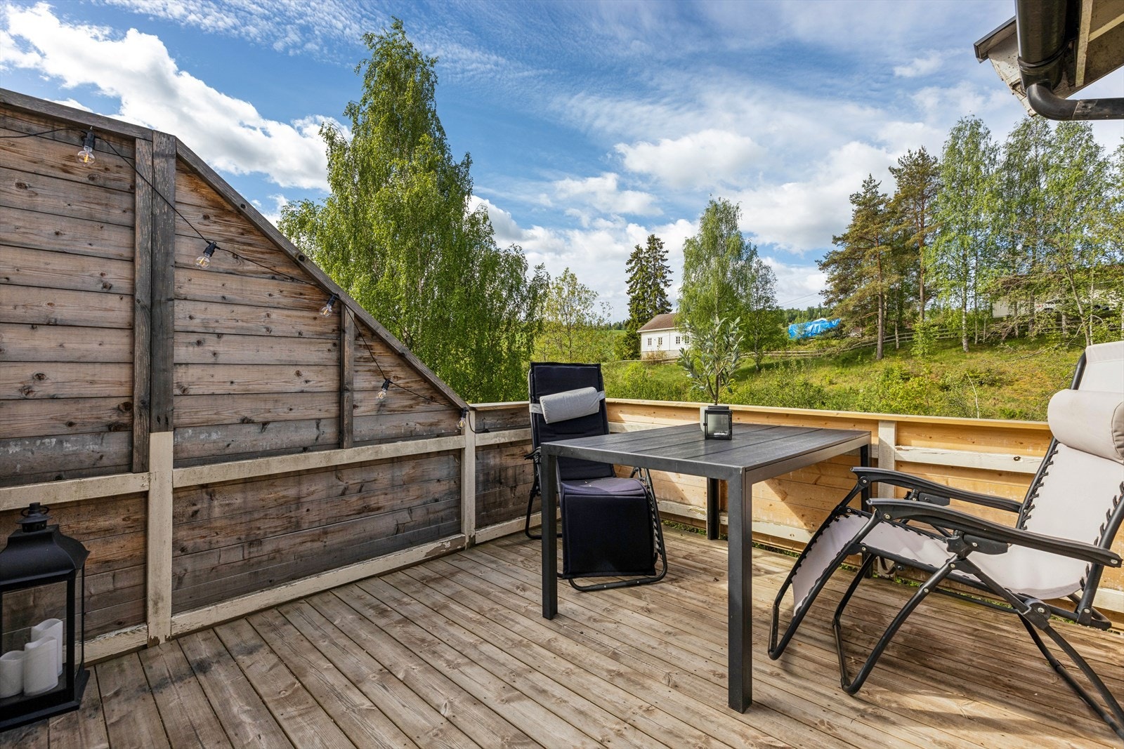 Fra terrassen i andre etasje har man en fin utsikt over nærområdet. Galleribilde