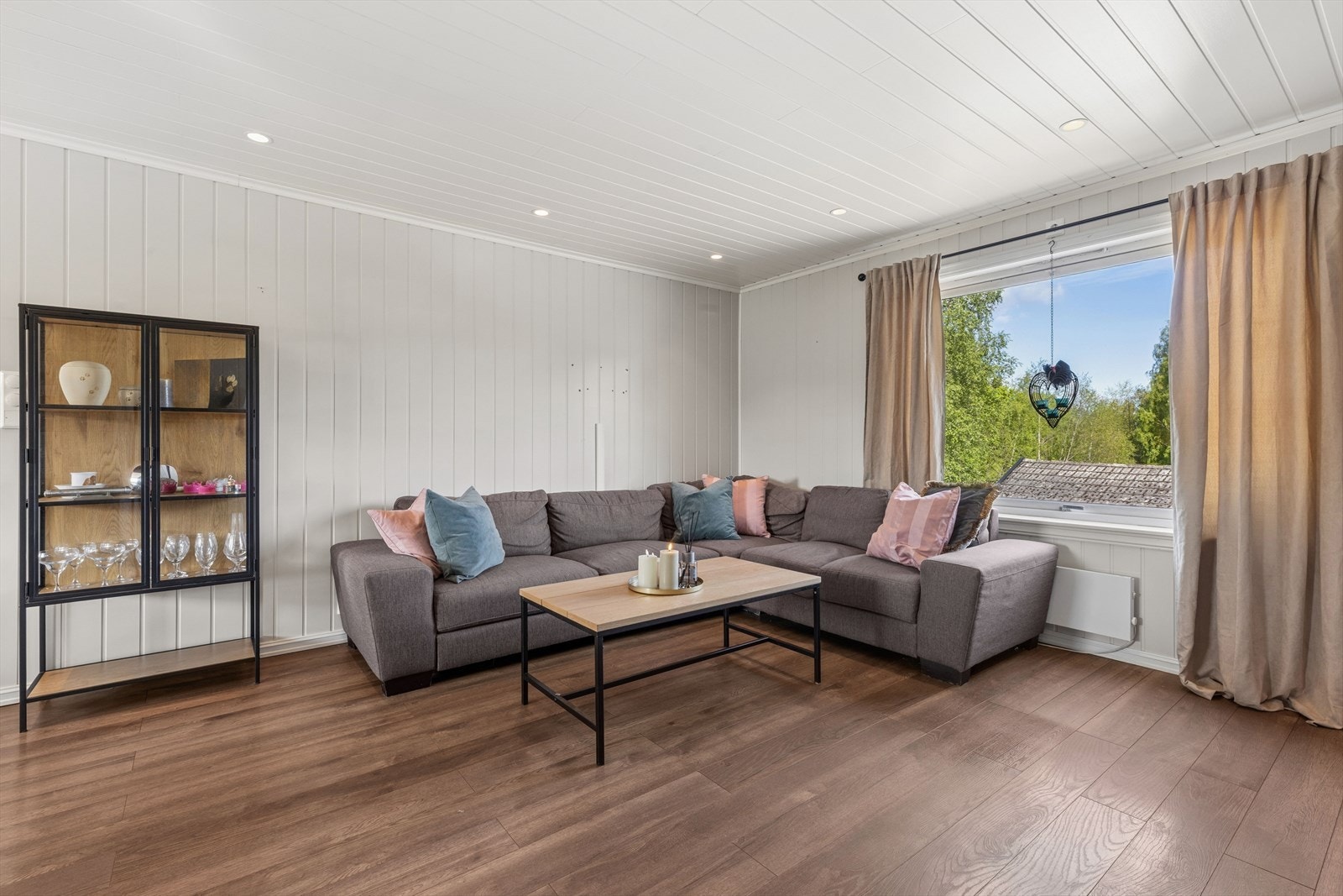 Gjennomgående laminatgulv og panelkledde vegger med downlights i tak. Galleribilde