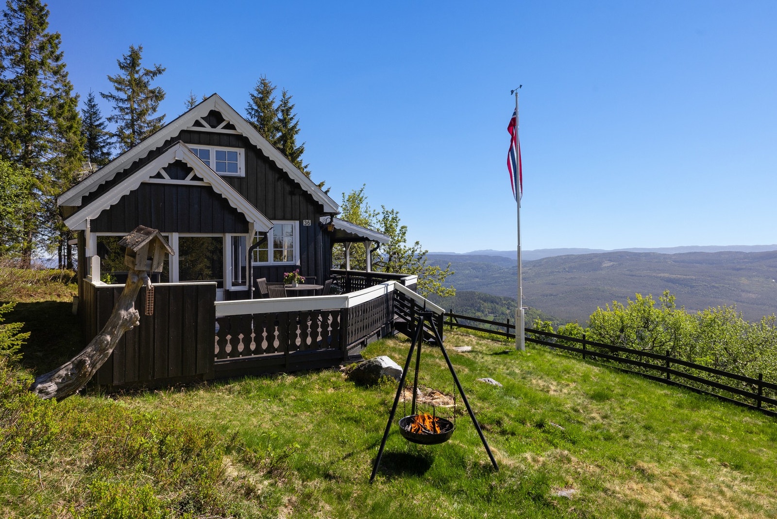 Lun og hyggelig fjellhytte med skjermet beliggenhet på Lifjell Galleribilde