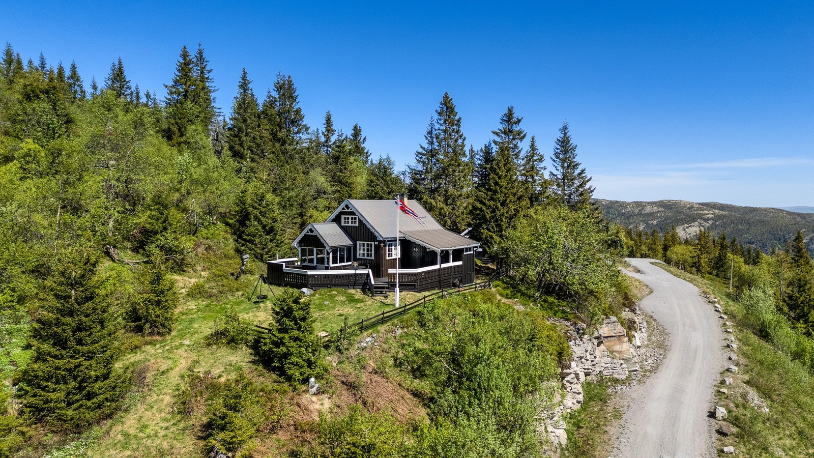 Eiendommen ligger flott og skjermet til i naturskjønne omgivelser på Lifjell. Galleribilde