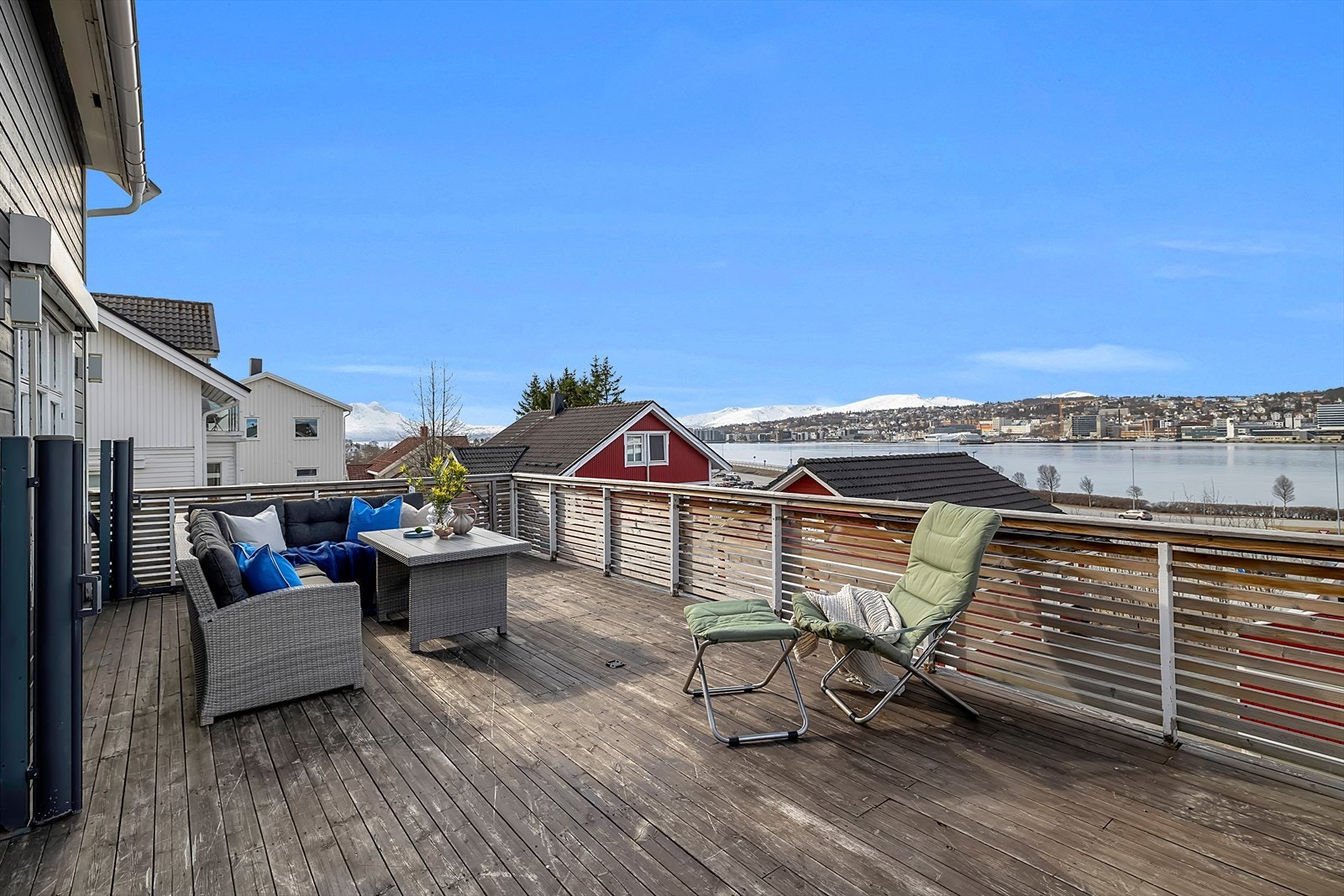 Stor vestvendt terrasse med fantastiske sol- og utsiktsforhold Galleribilde