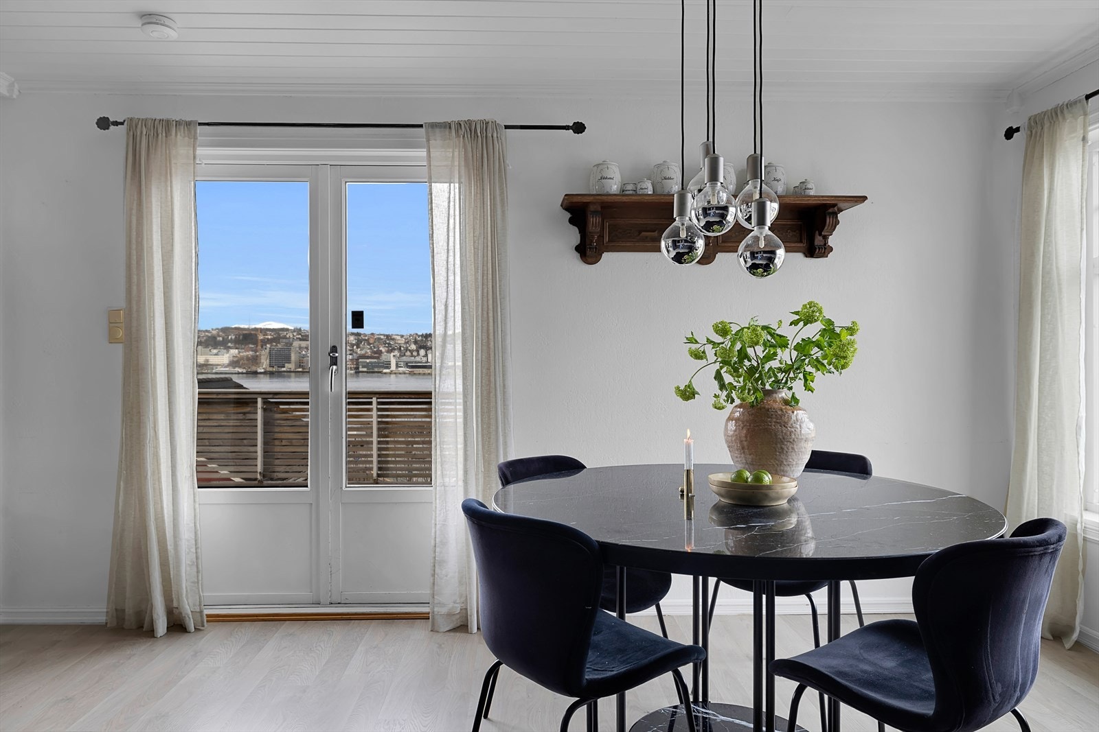 God plass til stort spisebord Galleribilde